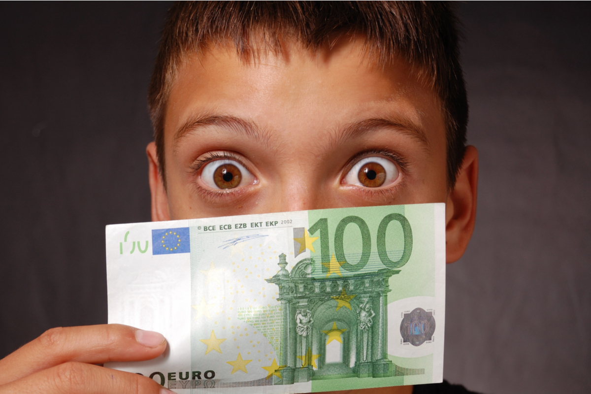 Junge mit 100 Euro Schein