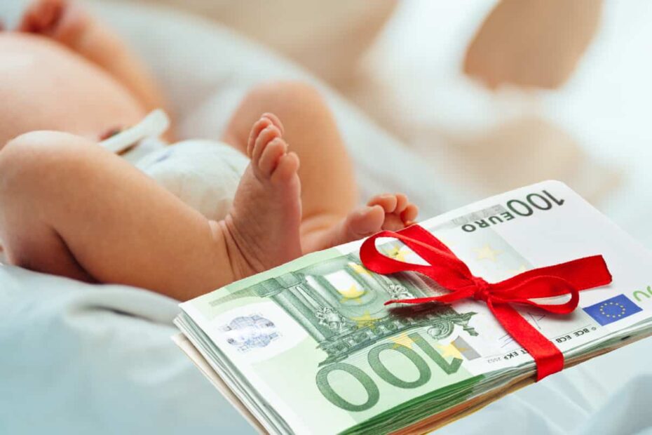 Neugeborenes mit Euro-Scheinen als Geschenk