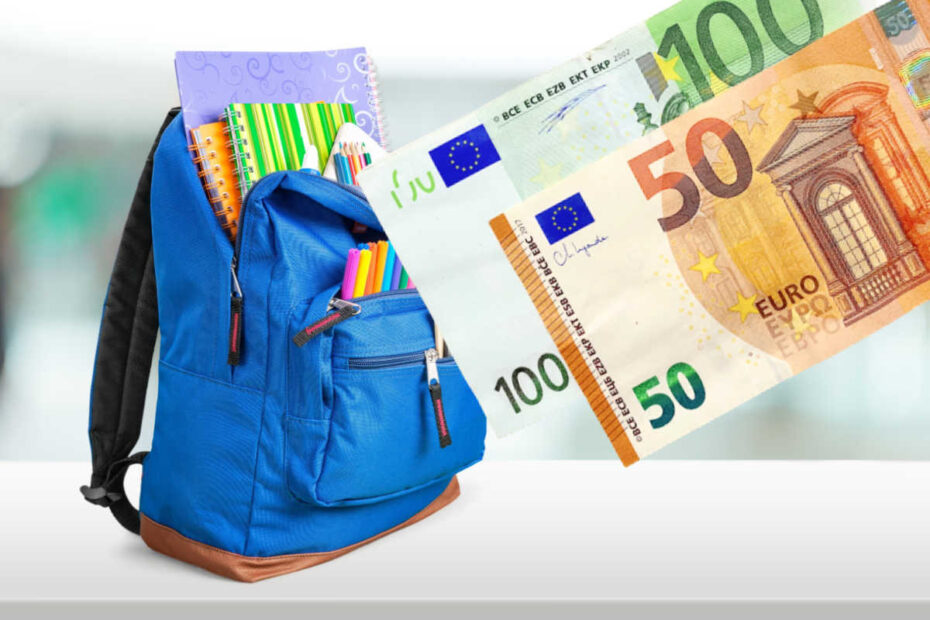 Schulranzen mit 150 Euro Banknoten im Vordergrund