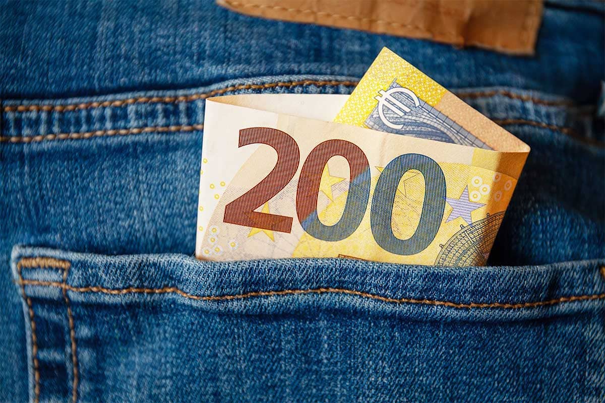 200 Euro Banknote in Hosentasche