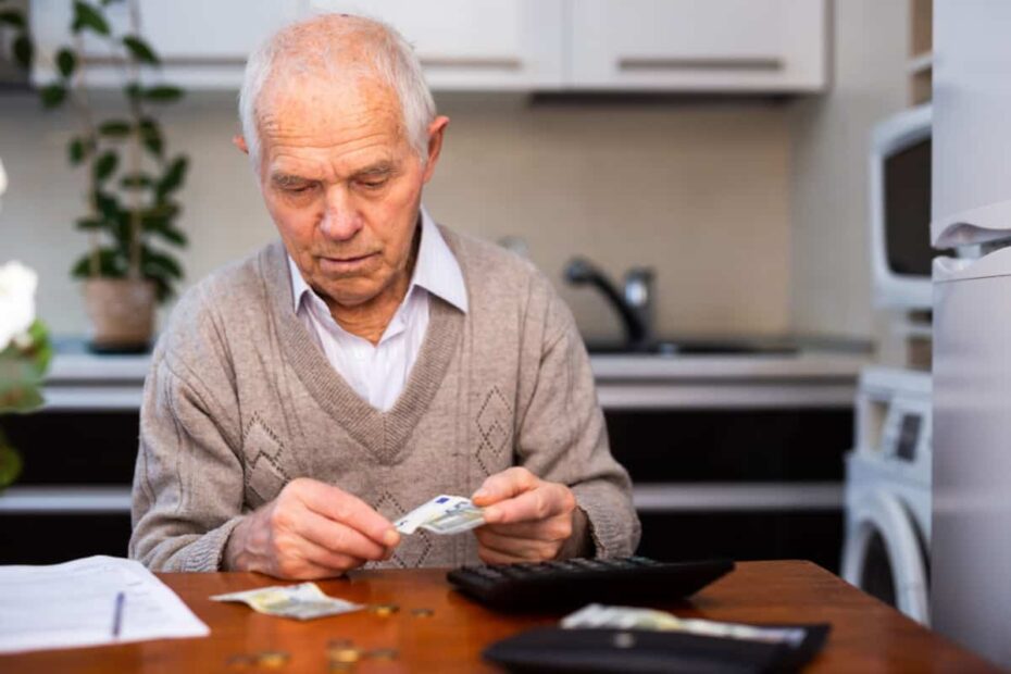 Rentner zählt sein weniges Geld