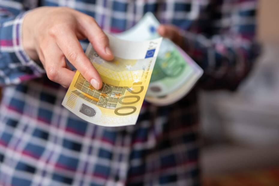 Mann zahlt 300 Euro Energieprämie aus