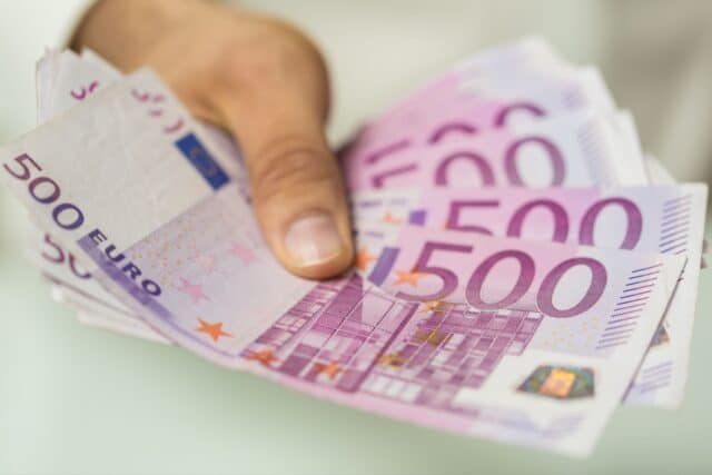 Hände halten 3.000 Euro