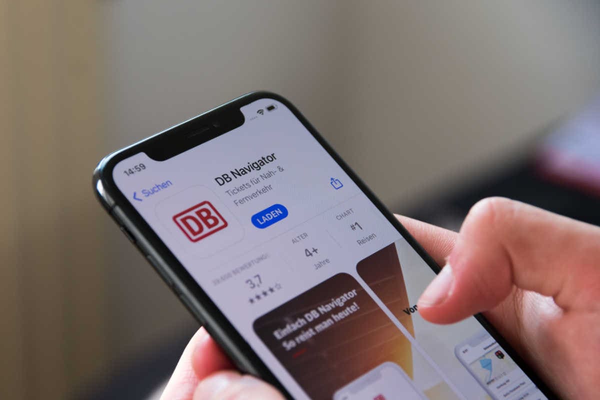 Smartphone mit App der Deutschen Bahn, um das 49-Euro-Ticket zu kaufen