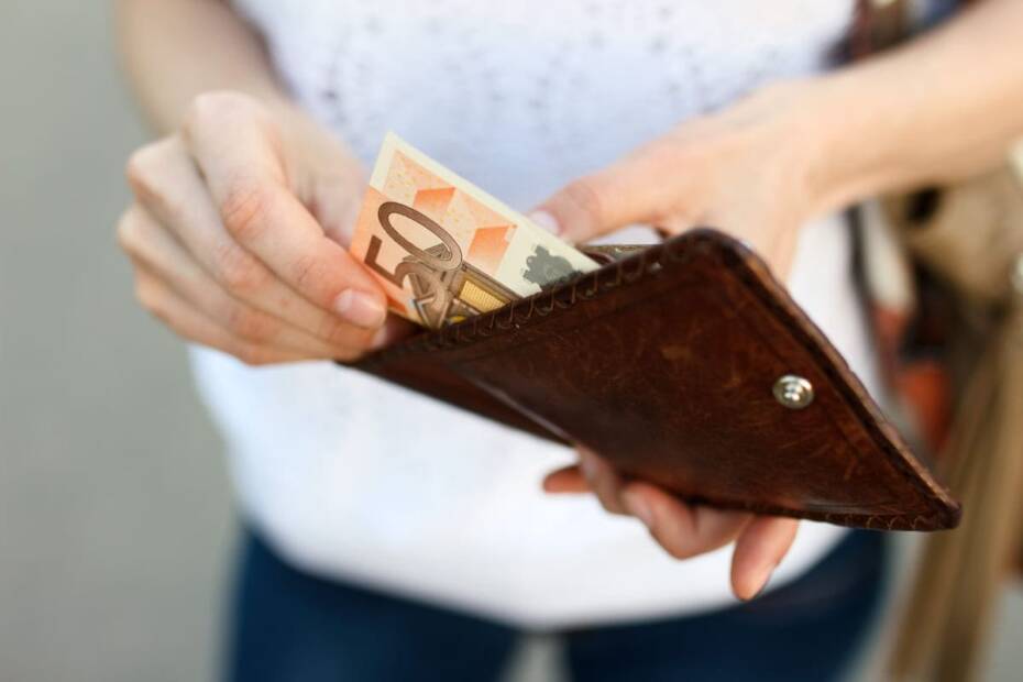 Frau holt 50 Euro aus Geldbörse