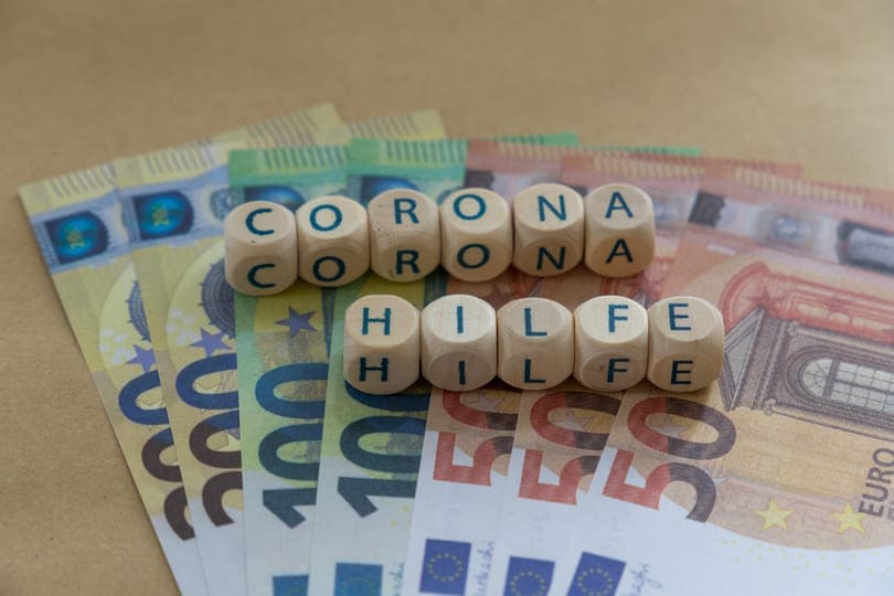 Geldscheine mit Aufschrift Corona-Hilfe