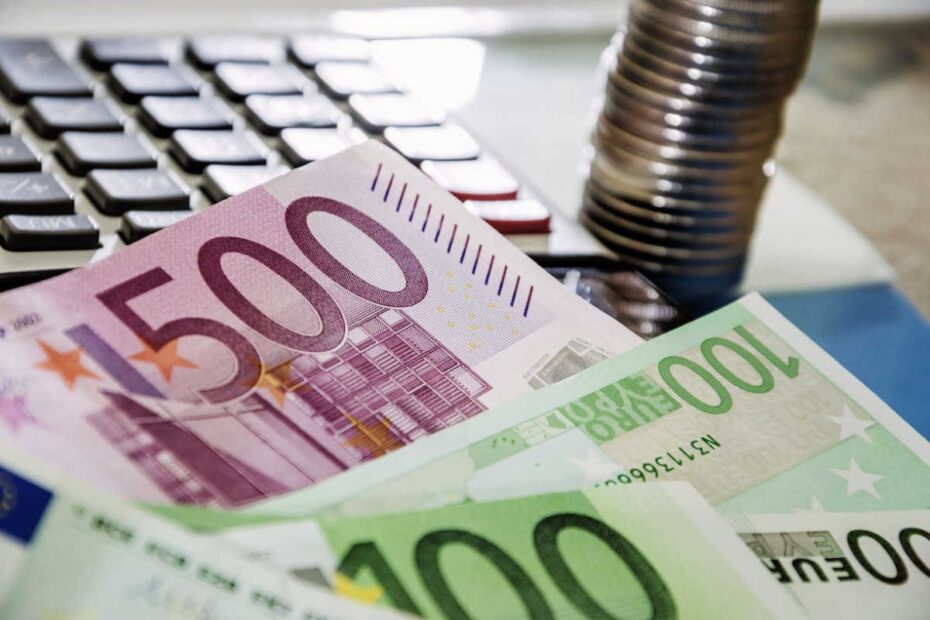 Euro Geldscheine mit Münzen und Taschenrechner