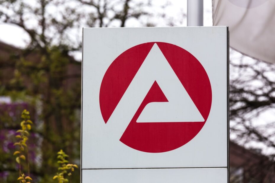 Schild der Bundesagentur für Arbeit: Über 812.000 Erwerbstätige beziehen trotz Job Bürgergeld.