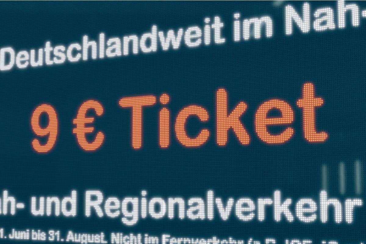 Schild mit Aufschrift 9 Euro Ticket bundesweit regional