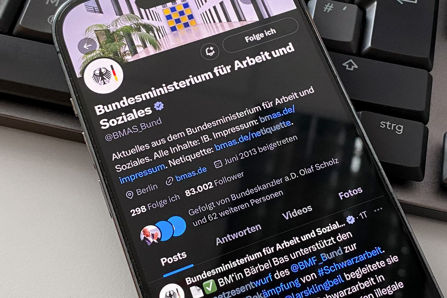 Mobiltelefon mit neuesten Beiträgen des BMAS in der X-App