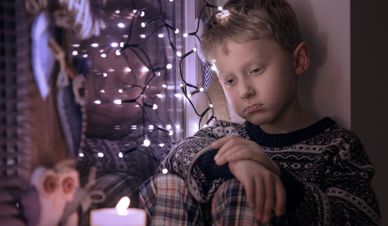 Trauriger-Junge-Weihnachten