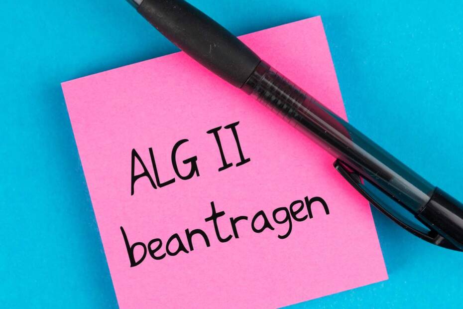 Rosa Zettel mit der Aufschrift ALG II beantragen