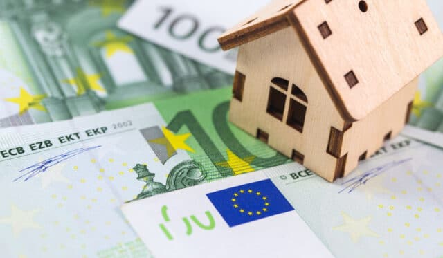 Kleines Holzhaus auf mehreren Hundert Euro Scheinen