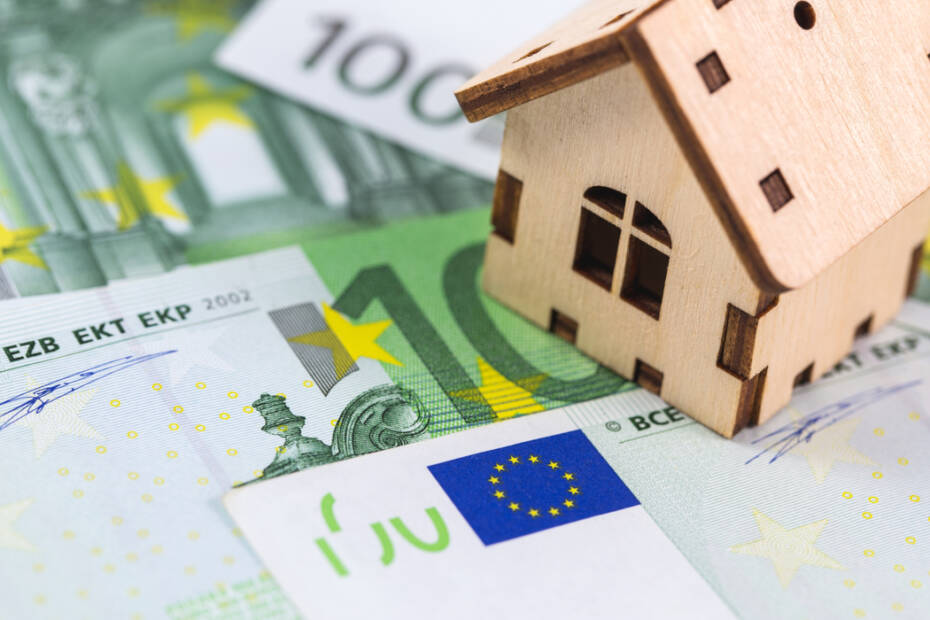 Kleines Holzhaus auf mehreren Hundert Euro Scheinen