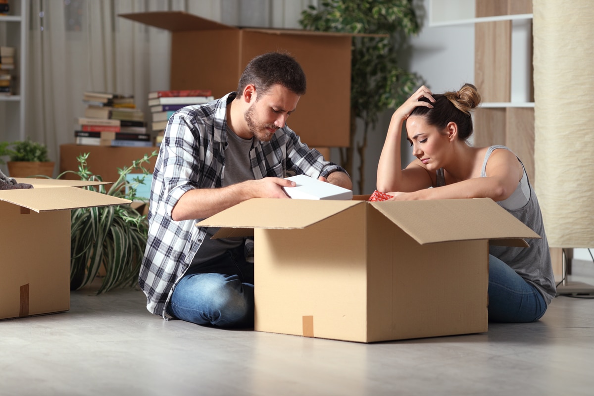 Mann und Frau vor gepacktem Umzugskarton