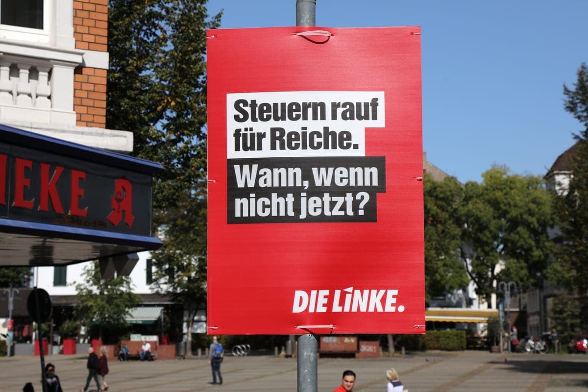 Wahlplakat der Linken mit Schriftzug Steuern rauf für Reiche