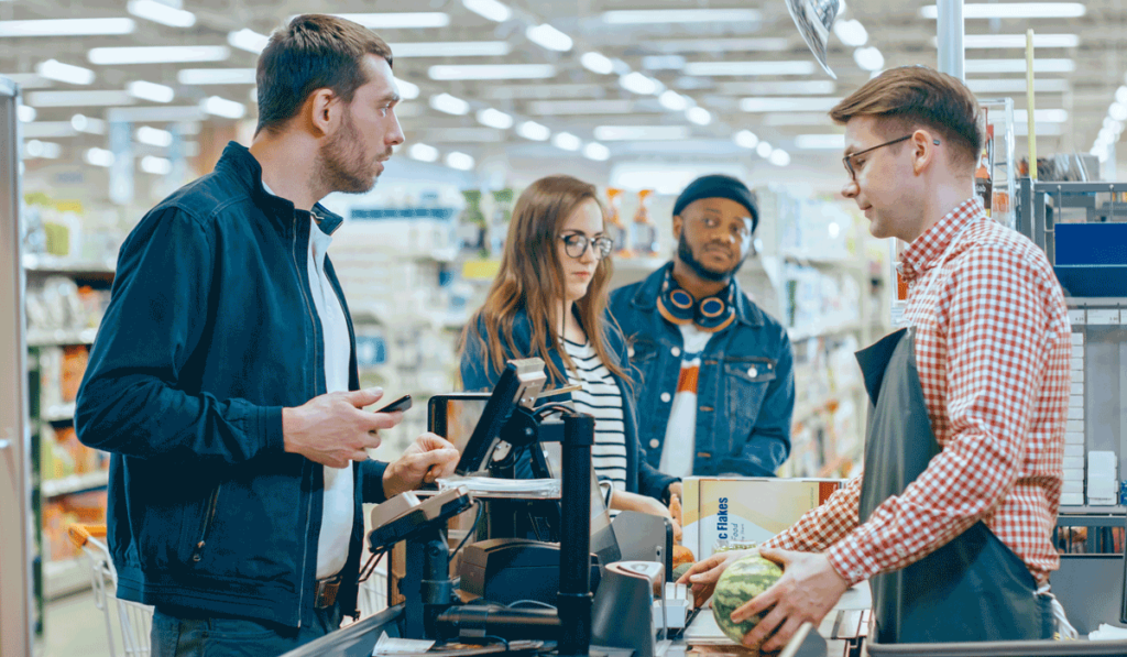Menschen an Supermarktkasse