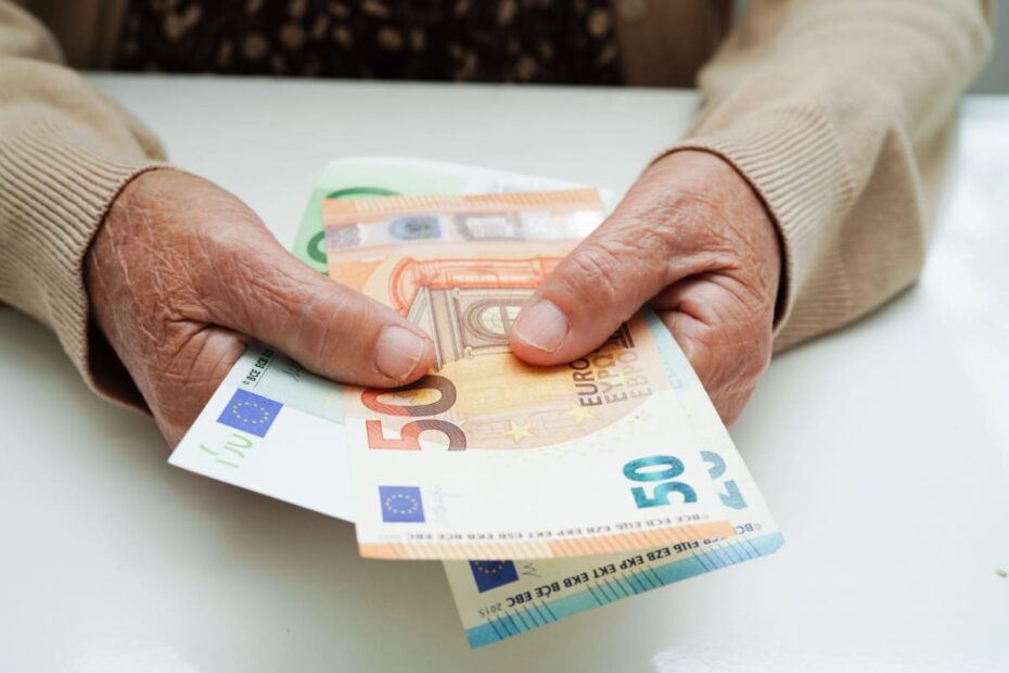 Ältere Frau zählt Euro Scheine in den Händen