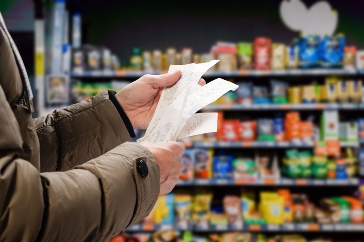 Vergleich von Kassenbons beim Lebensmitteleinkauf verdeutlicht die Belastung durch Inflation trotz Entlastungspaket.