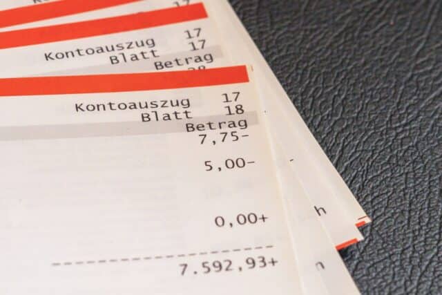 Blätter eines Kontoauszugs