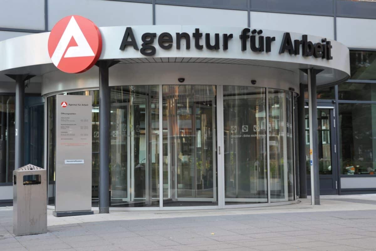 Jobcenter-Eingang mit Drehtüre