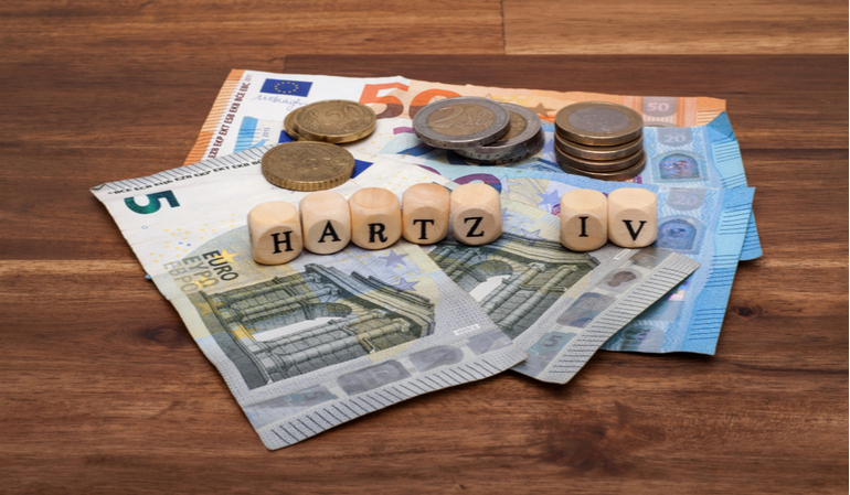 Hartz IV Bausteine stehen auf Geldscheinen
