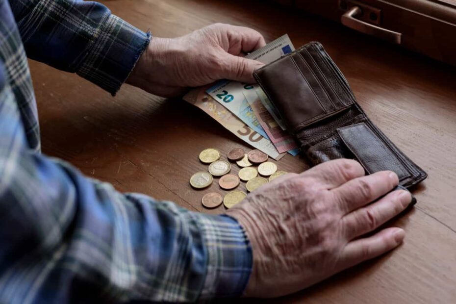 Armer Rentner zählt wenig Geld auf dem Tisch