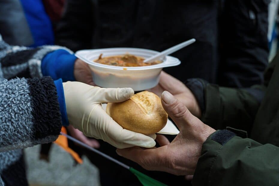 Essensausgabe in einer Kölner Suppenküche an arme Menschen
