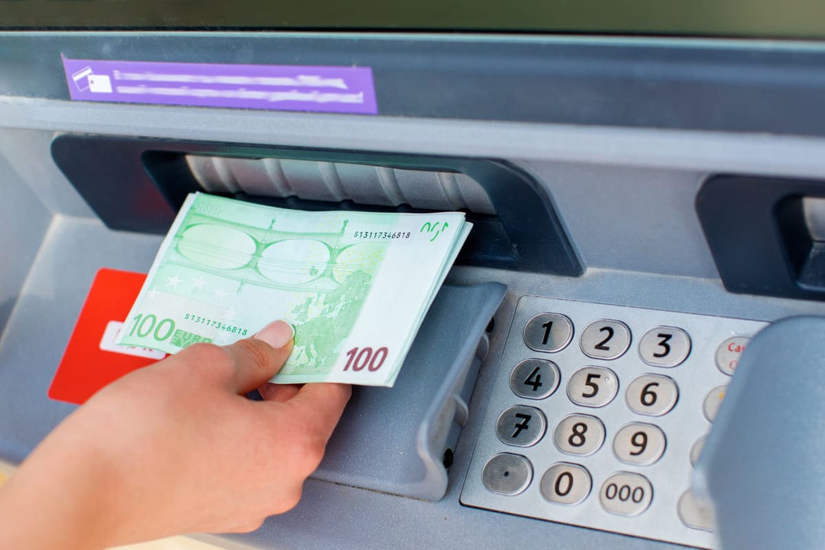 Geld abheben am Geldautomaten