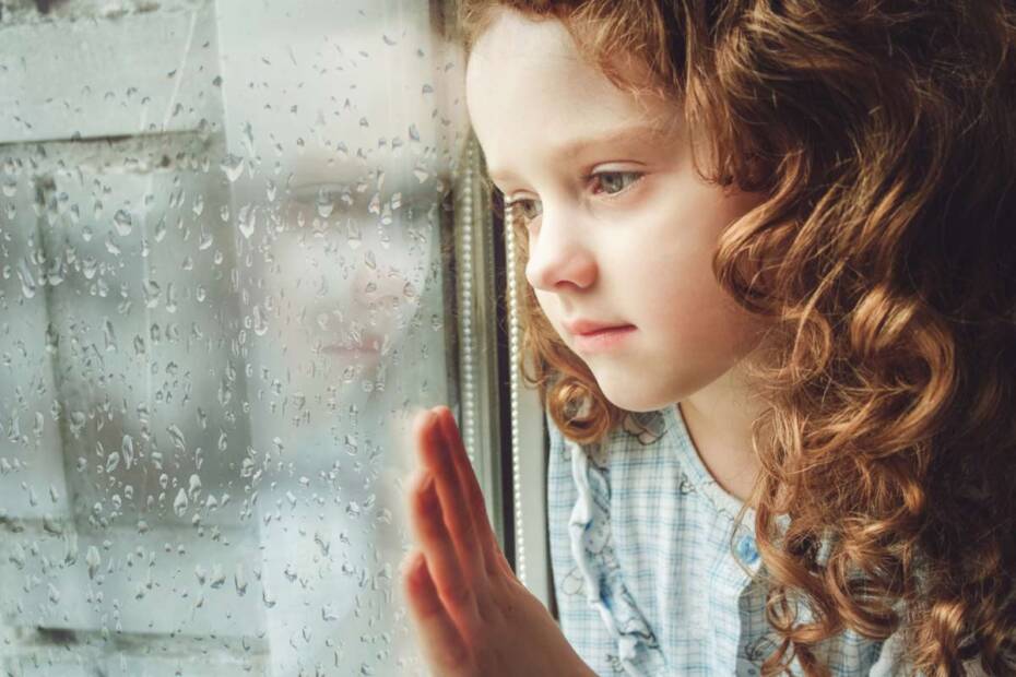 Mädchen sieht aus Fenster