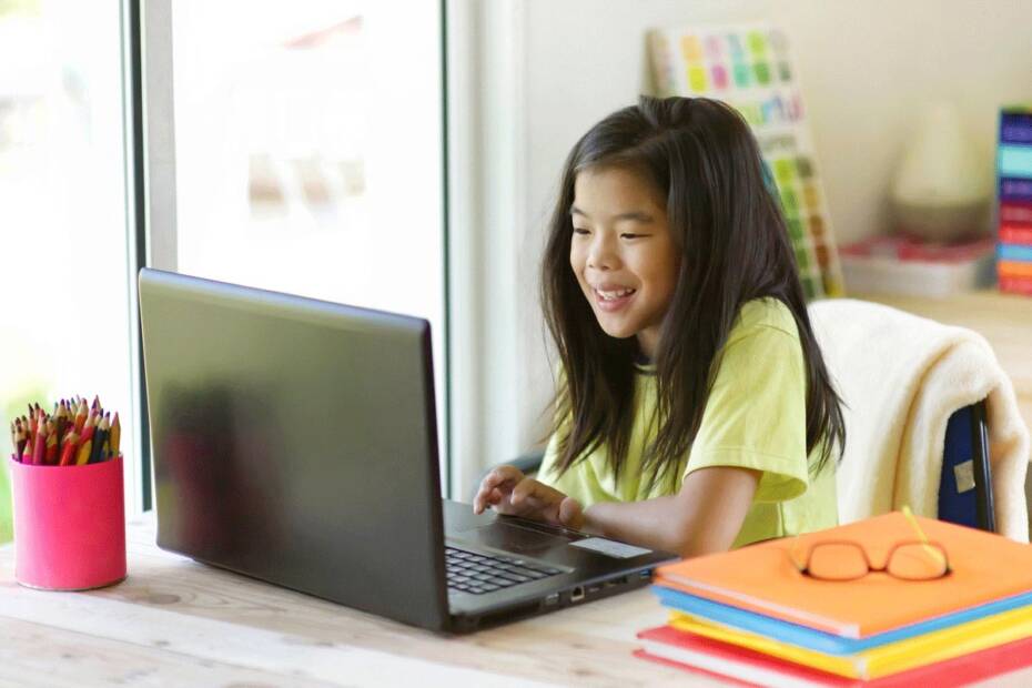 Mädchen lernt am Computer Corona Homeschooling