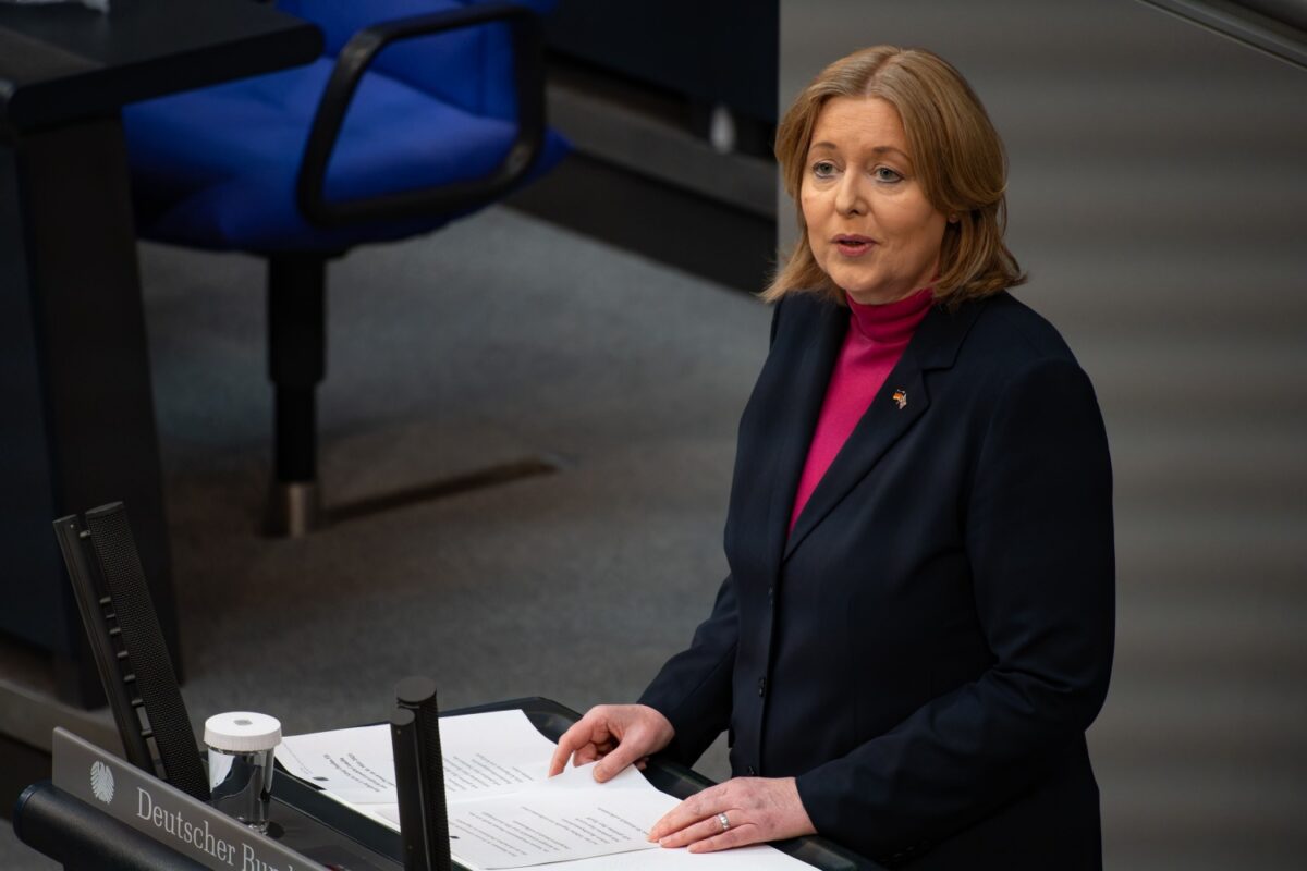 Bundesarbeitsministerin Bärbel Bas am Rednerpult im Deutschen Bundestag