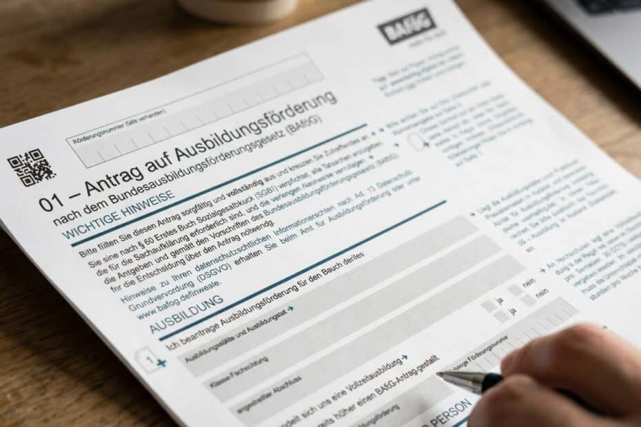 BAföG-Antrag liegt auf dem Schreibtisch