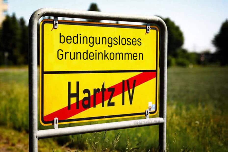 Ortschild Hartz IV durchgestrichen Richtung Bedingungsloses Grundeinkommen