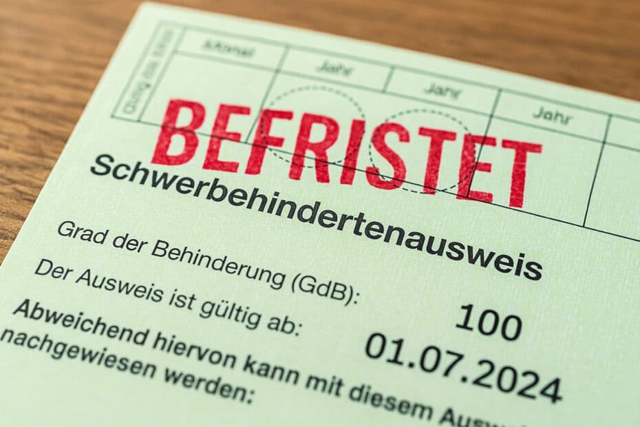grüner Schwerbehindertenausweis mit GdB 100 und einem roten Stempel "BEFRISTET"