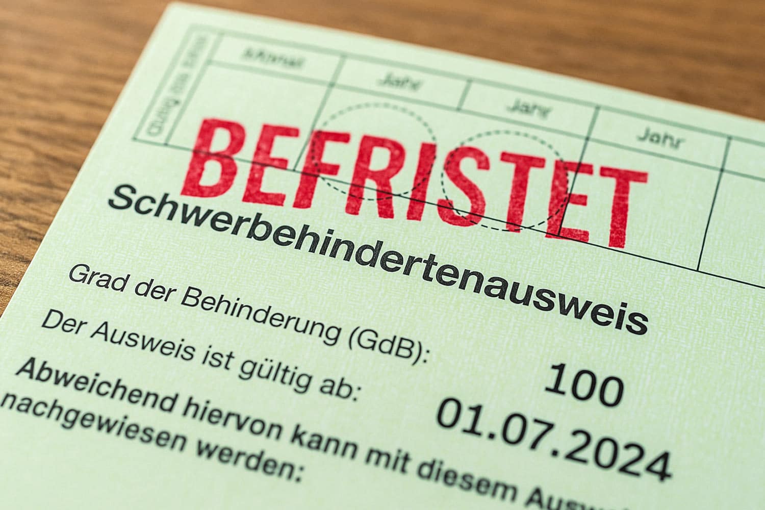 grüner Schwerbehindertenausweis mit GdB 100 und einem roten Stempel "BEFRISTET"