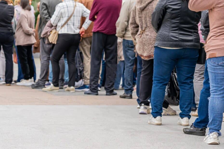 Lange Bewerberschlange bei der Wohnungssuche als Symbol für den harten Wettbewerb und potenzielle Diskriminierung durch Makler.