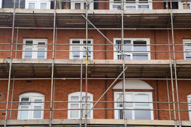 Hausfassade mit Baugerüst