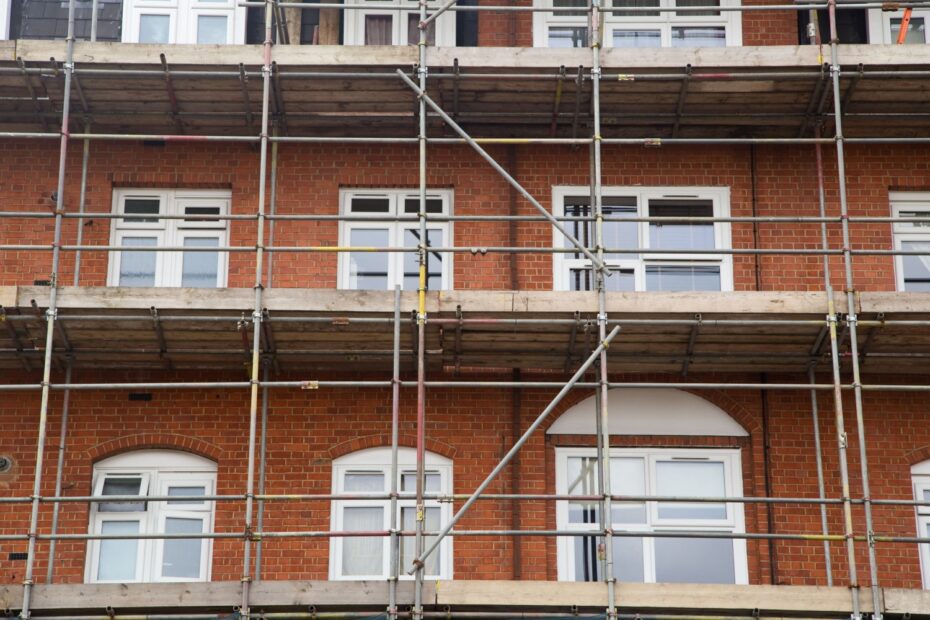 Hausfassade mit Baugerüst