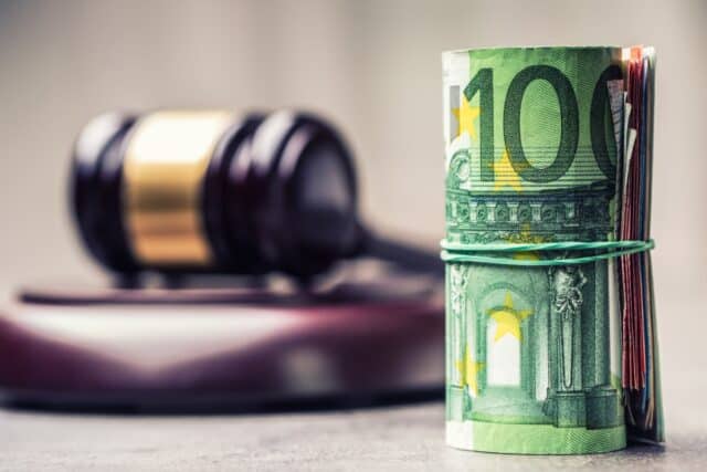 Ein hölzerner Richterhammer neben einer Rolle aus Euro-Banknoten – Symbolbild zum BGH-Urteil über das Verbot von Gewinn bei Untervermietung.