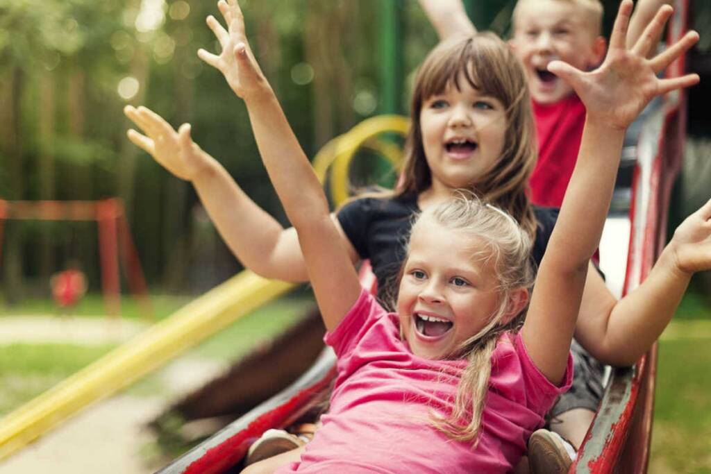 Bildungs- und Teilhabepaket beim Bürgergeld spielende Kinder