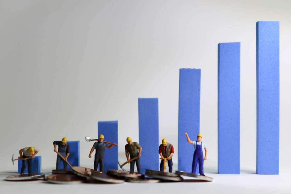Kleine Figuren von Arbeitern vor steigendem Balkendiagramm