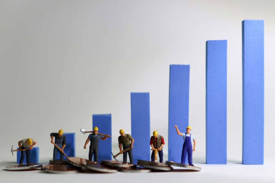Kleine Figuren von Arbeitern vor steigendem Balkendiagramm