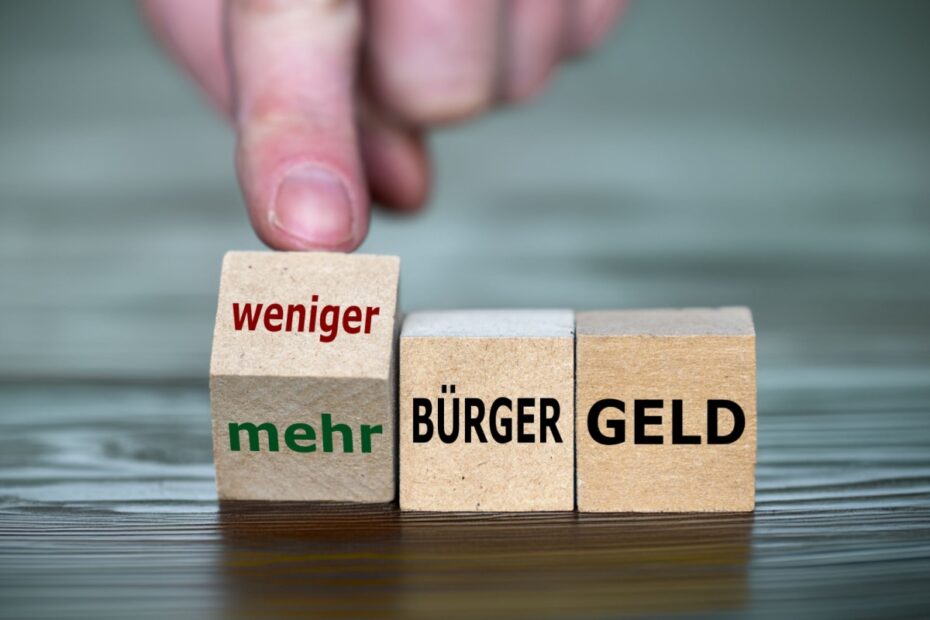 Holzklötze mit Aufschrift weniger und mehr Bürgergeld