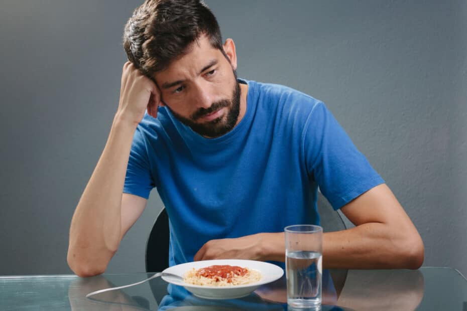 Mann sitzt beim Essen