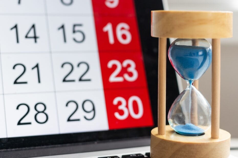 Sanduhr vor Tablet mit Kalender, symbolisch für fristgerechten Bürgergeld-Antrag