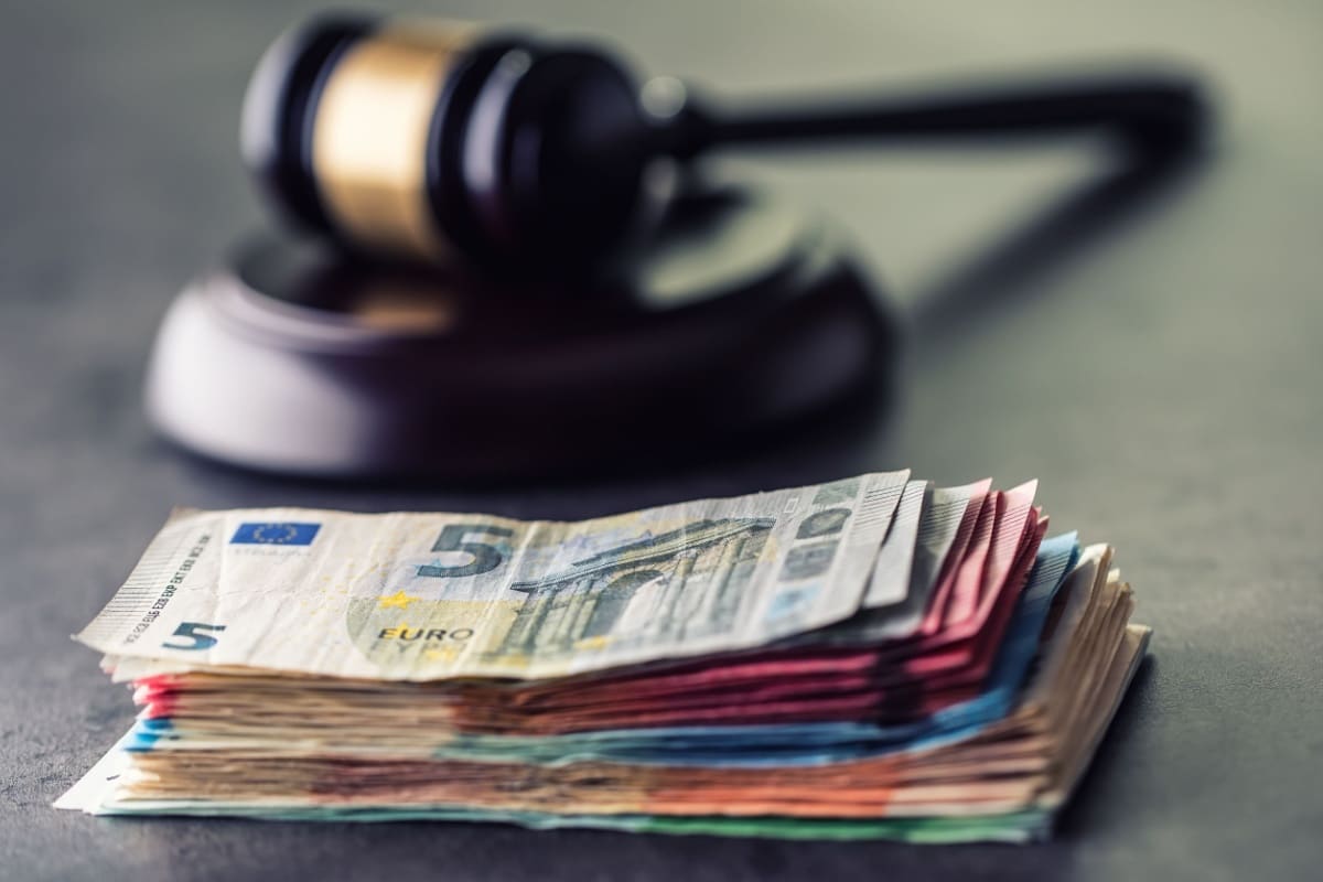 Richterhammer und Euroscheine – BSG-Entscheidung zur Bürgergeld-Aufrechnung