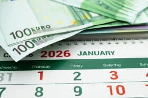 Euro-Geldscheine auf Kalender, Symbolisch für Verjährung einer Rückforderung