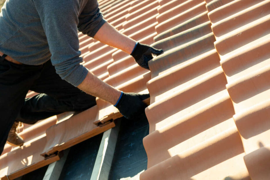 Dachdecker repariert Dach auf Eigenheim