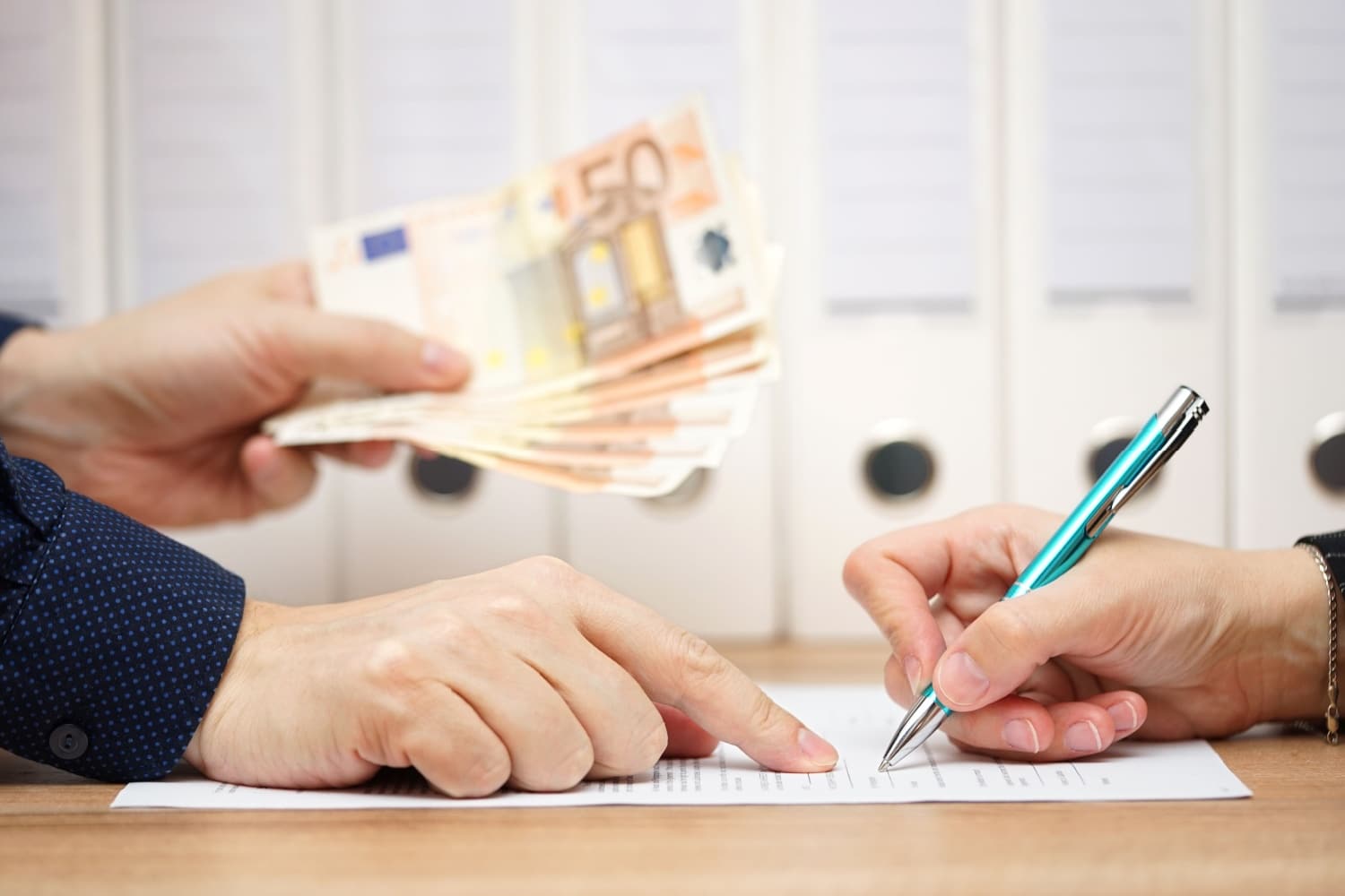Symbolbild Bürgergeld-Rückforderung: Geld und Unterschrift als Sinnbild für die Frage, wer bei falschen Angaben Verantwortung trägt